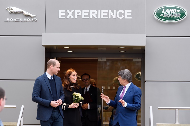 Príncipe William e Kate Middleton visitam a fábrica da Jaguar Land Rover na Inglaterra