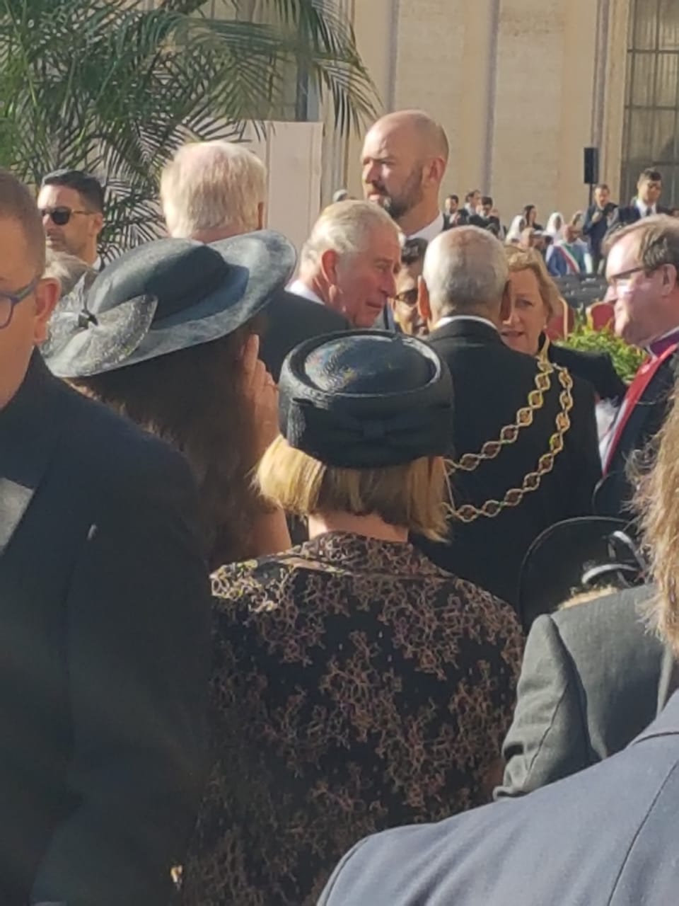 Príncipe Charles acompanha a missa de canonização no Vaticano