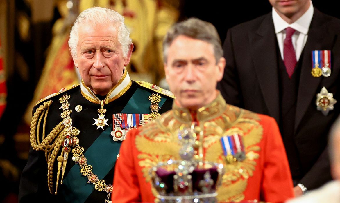 Príncipe Charles lê discurso da rainha ao Parlamento pela primeira vez