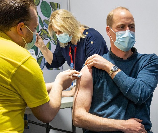 Príncipe William recebe primeira dose de vacina contra covid-19