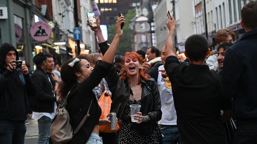 Pubs reabrem na Inglaterra, com ruas lotadas e aglomeração