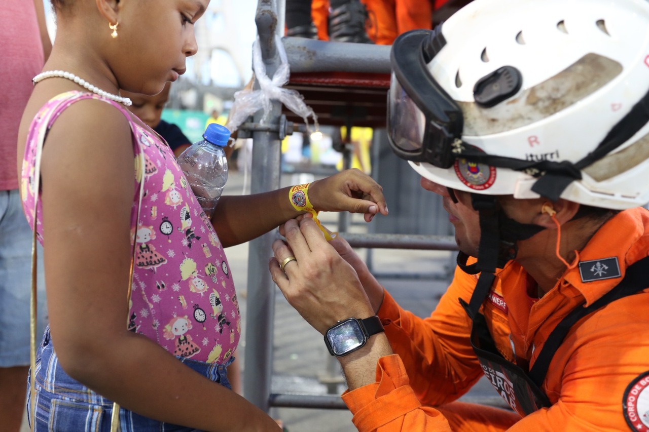 Cerca de 60 mil pulseirinhas de identificação infantil serão distribuídas no Carnaval da Bahia