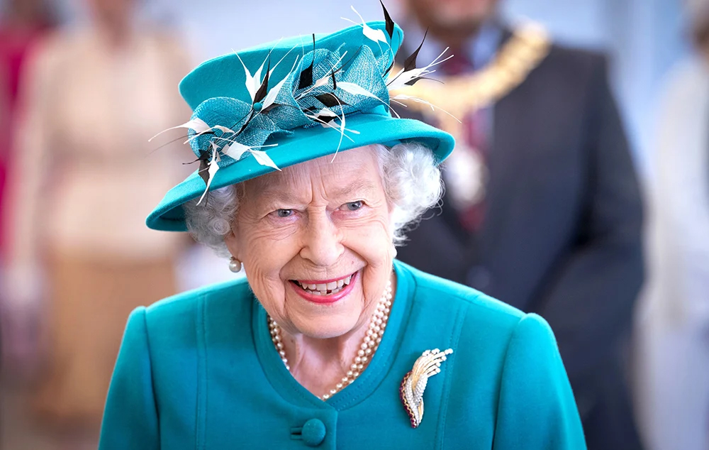  Dresscode: Desvendando os looks monocromáticos da Rainha Elizabeth II