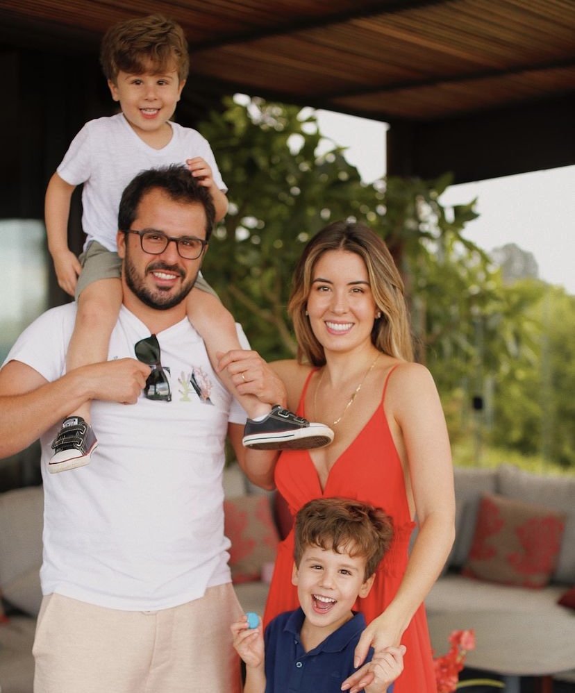 De férias na Bahia, Raquel Mattar e Clemente Júnior anunciam gravidez do terceiro filho