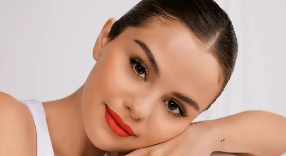 Rare Beauty, marca de beleza de Selena Gomez, anuncia apoio a duas ONGs brasileiras