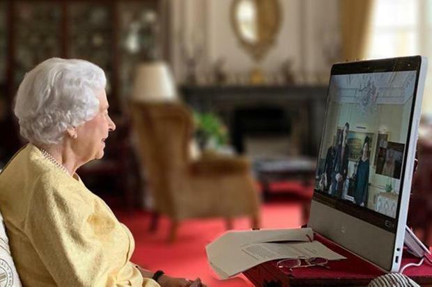 Rainha Elizabeth tem primeiro compromisso oficial após internação