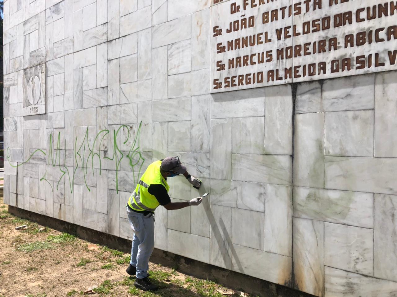 Desal inicia recuperação do Monumento a Clériston Andrade após vandalismo