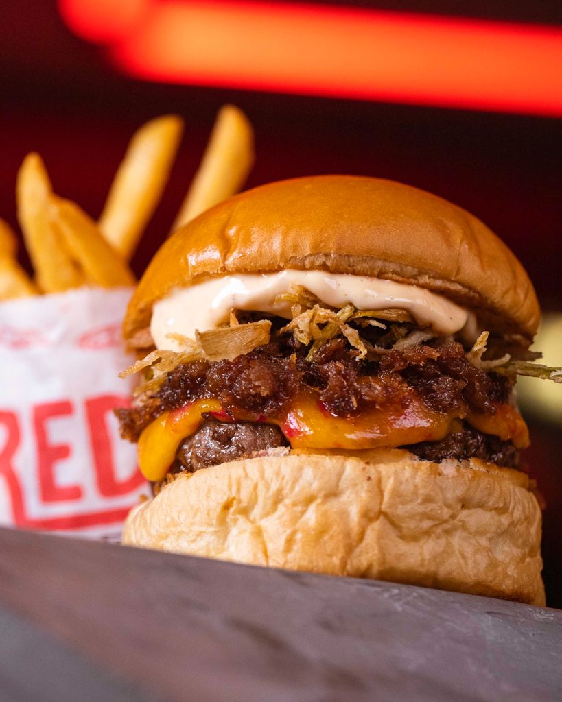 Red Burger inaugura unidade na Barra nesta quinta dando batata frita e Budweiser gelada