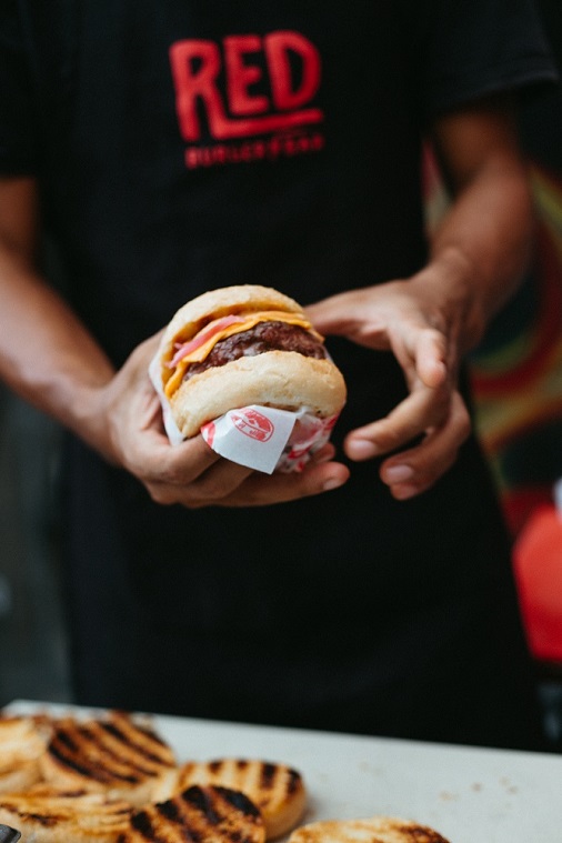 Red Burger celebra Dia do Hambúrguer com roda de samba
