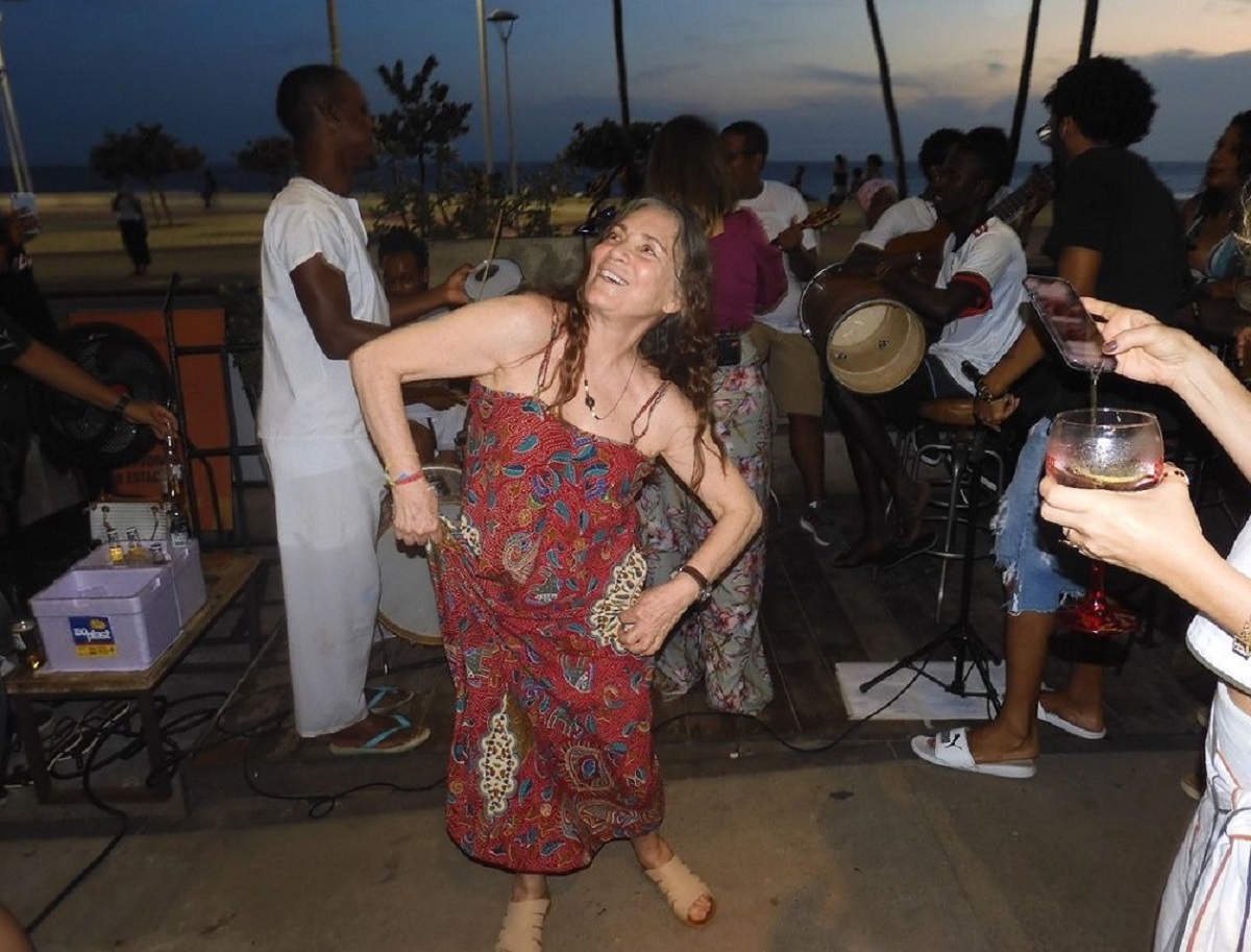 Regina Duarte cai no samba durante festa no Rio Vermelho; veja fotos