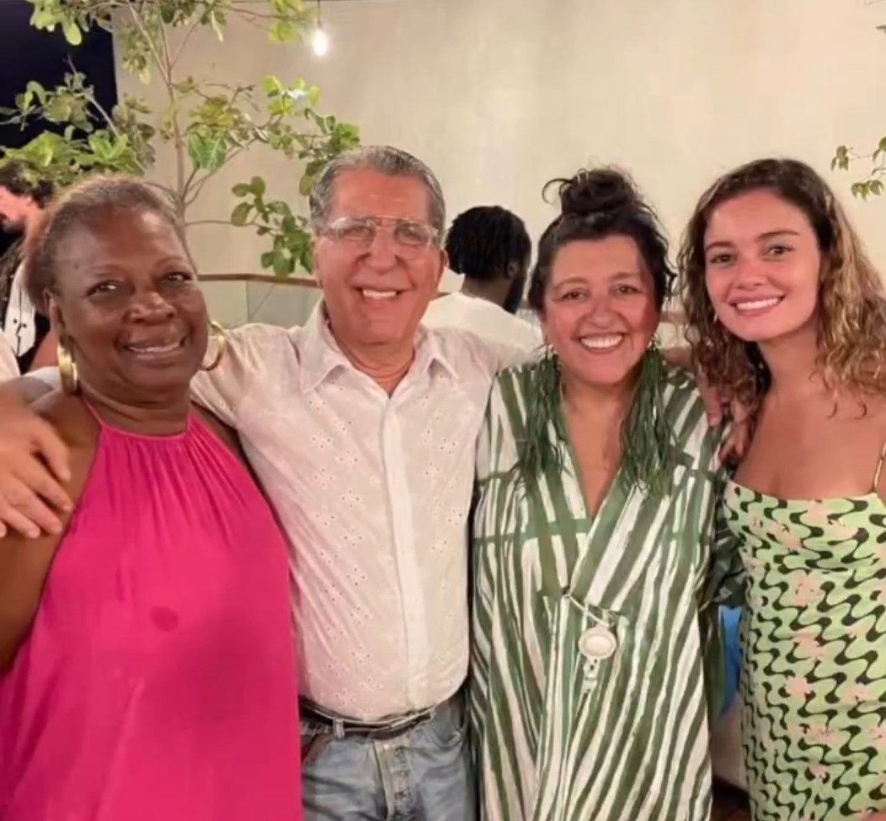 Regina Casé reúne amigos para almoço e roda de samba na casa de Salvador; veja fotos 