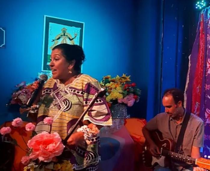 Regina Casé canta clássico nordestino durante show de Mãeana no Rio Vermelho; veja vídeo