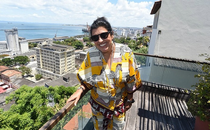 Regina Casé desembarca em Salvador antes de iniciar gravações de nova novela da Globo 