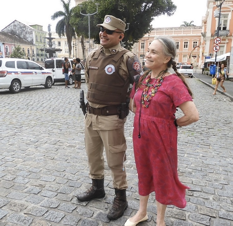 Em Salvador, Regina Duarte posa com policial no Pelourinho e visita Casa de Yemanjá