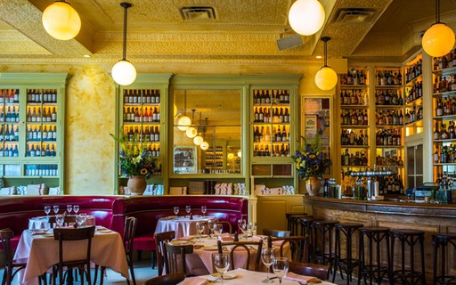 Nova York recua em reabertura de bares e restaurantes