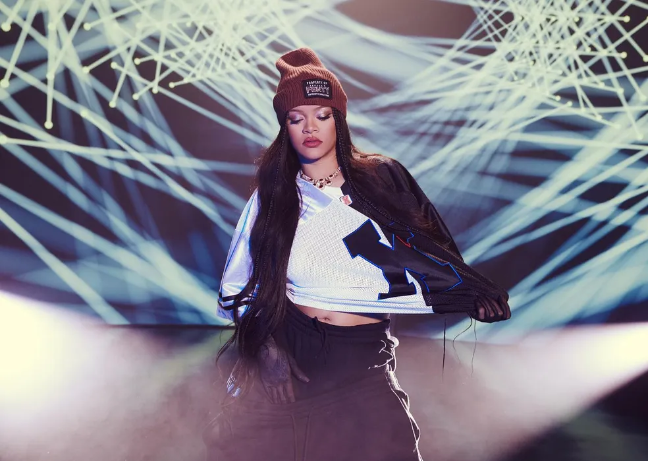 Rihanna lança coleção de moda inspirada no Super Bowl