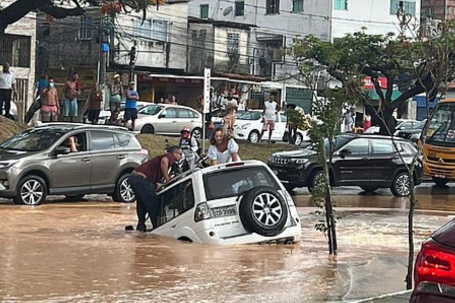 Carro afunda em avenida de Salvador após rompimento de adutora; veja vídeo 