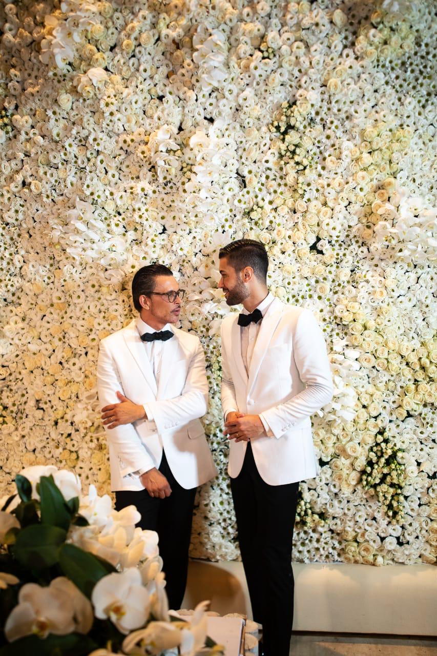 Luxuoso casamento de Roni Vieira e Gabriel Teodoro, em Trancoso, contou com cerca de 100 mil flores 
