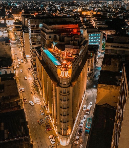 Hotéis, lojas, restaurantes: 10 lugares e histórias para conhecer na Rua Chile, a primeira rua do Brasil