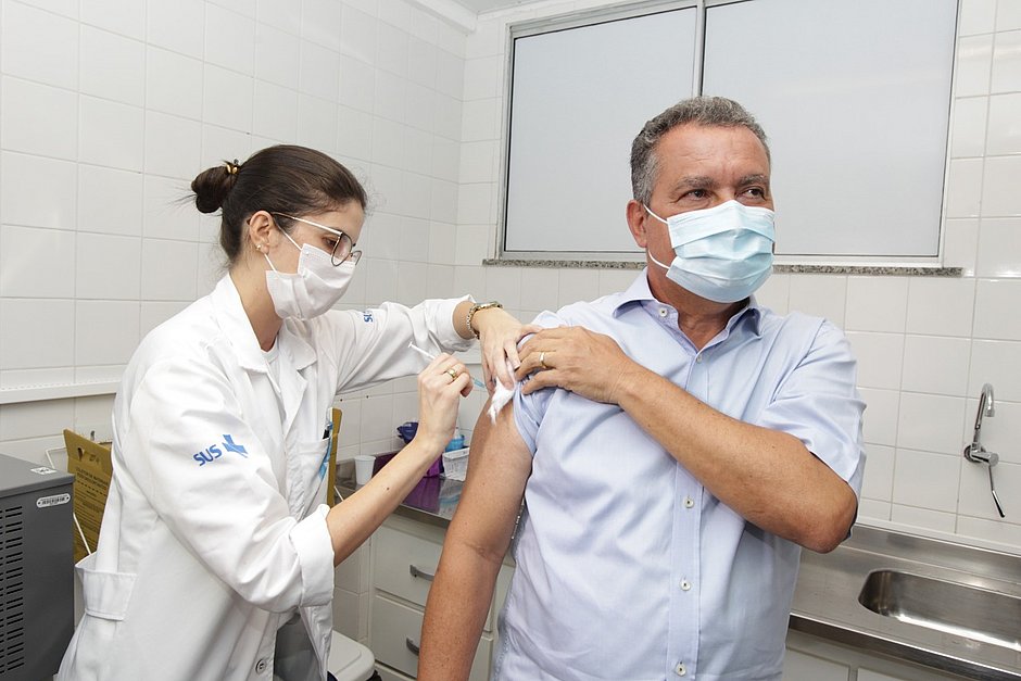 Governador Rui Costa recebe primeira dose da vacina contra covid-19: "Emoção e esperança"