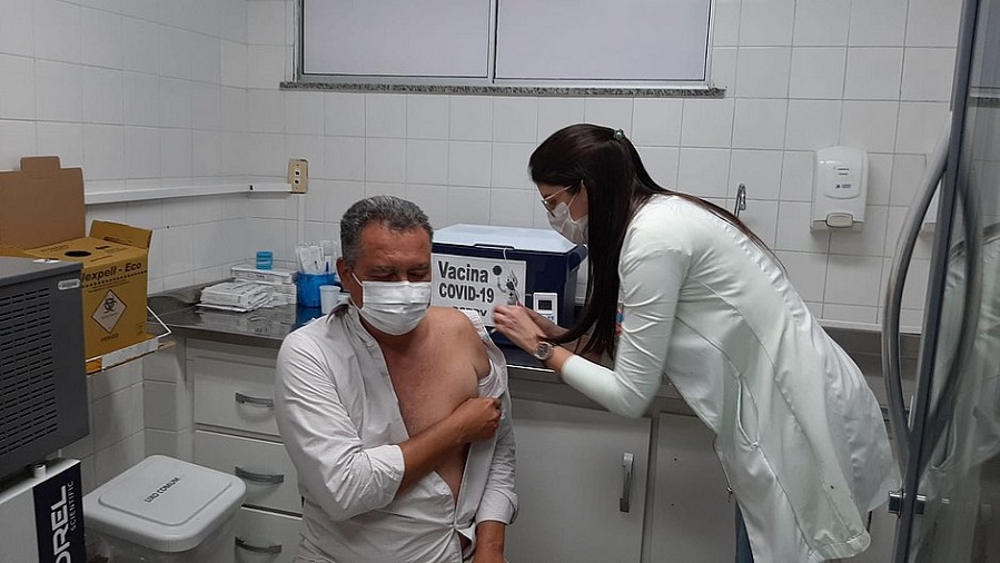 Governador Rui Costa recebe segunda dose da vacina contra covid-19