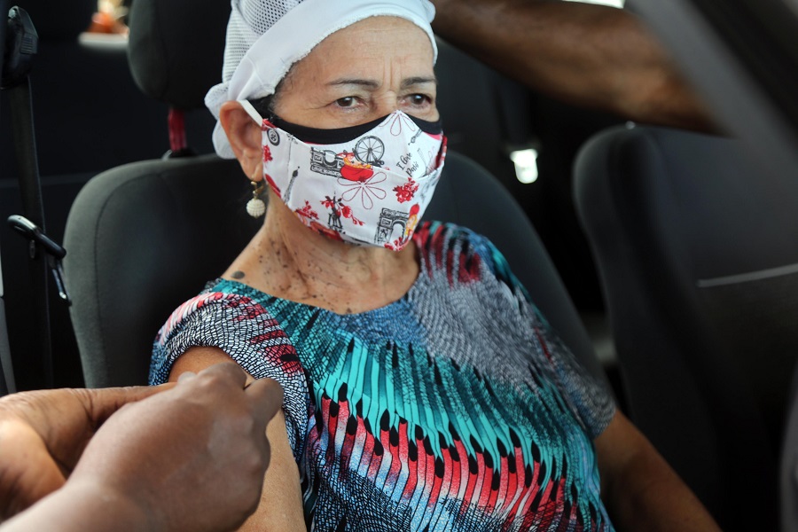 Salvador inicia vacinação de policiais militares e pessoas de 64 anos nesta quarta-feira 