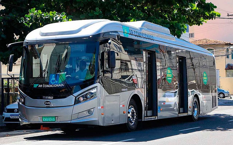 Ônibus 100% elétrico circula pela capital baiana em fase de testes