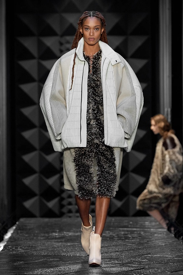 Exclusiva da Louis Vuitton, modelo baiana Samile Bermannelli desfila na Paris Fashion Week