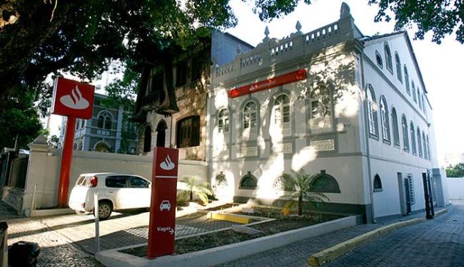 Banco Santander, na Vitória, foi invadido por assaltantes