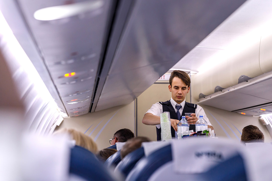 Companhias aéreas começam a retomar serviço de bordo em voos domésticos 