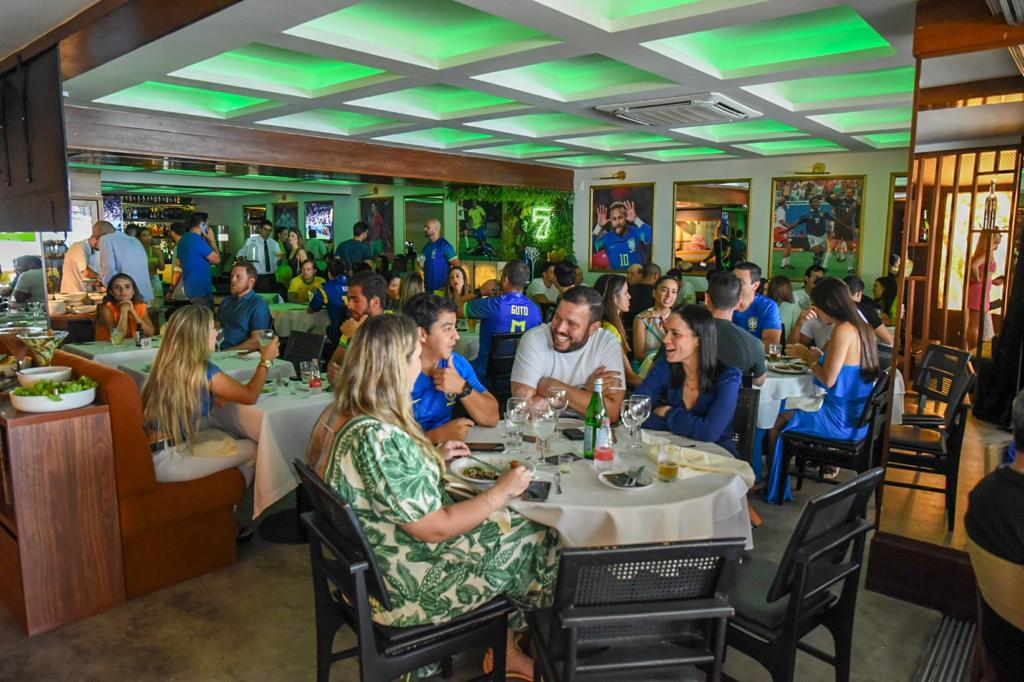 Confira quem circulou pelo Sette Restaurante, na Ladeira da Barra, para curtir a estreia da Copa do Mundo