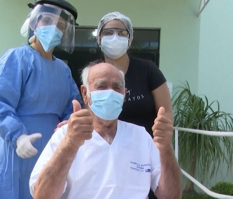 Idoso de 90 anos tem alta médica após ser curado do coronavírus na Bahia