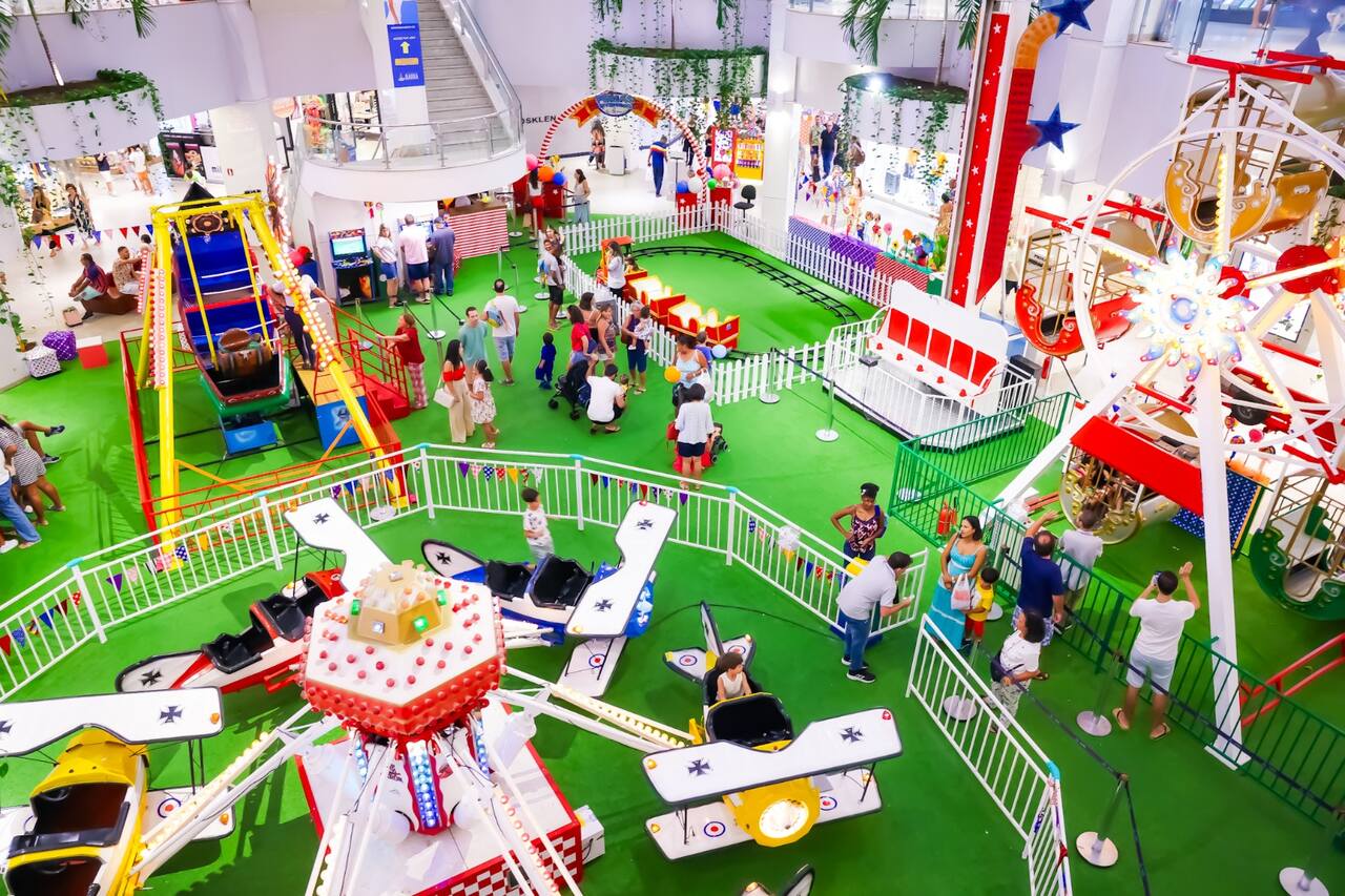 Shopping de Salvador monta parque com roda-gigante, barco pirata e mais brinquedos para a criançada