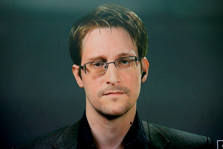 Rússia concede direitos de residência permanente a Edward Snowden