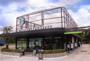 Starbucks inaugura loja drive-thru no Brasil