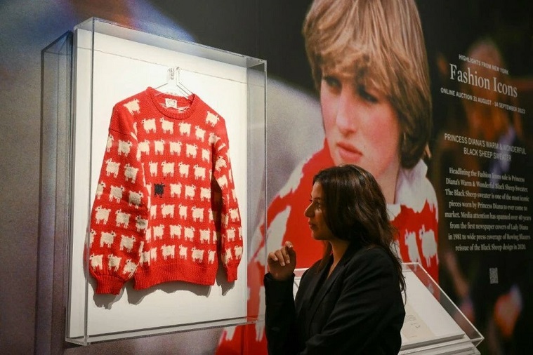 Suéter icônico da Princesa Diana é vendido em leilão por US$ 1,1 milhão