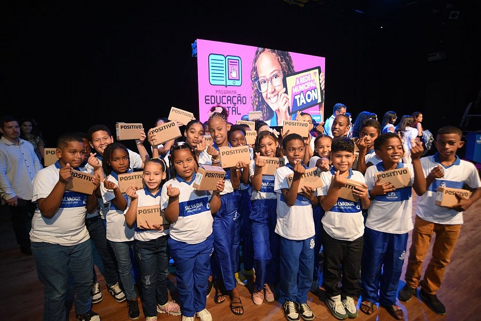 Prefeitura de Salvador anuncia entrega de 106 mil tablets para alunos da rede municipal