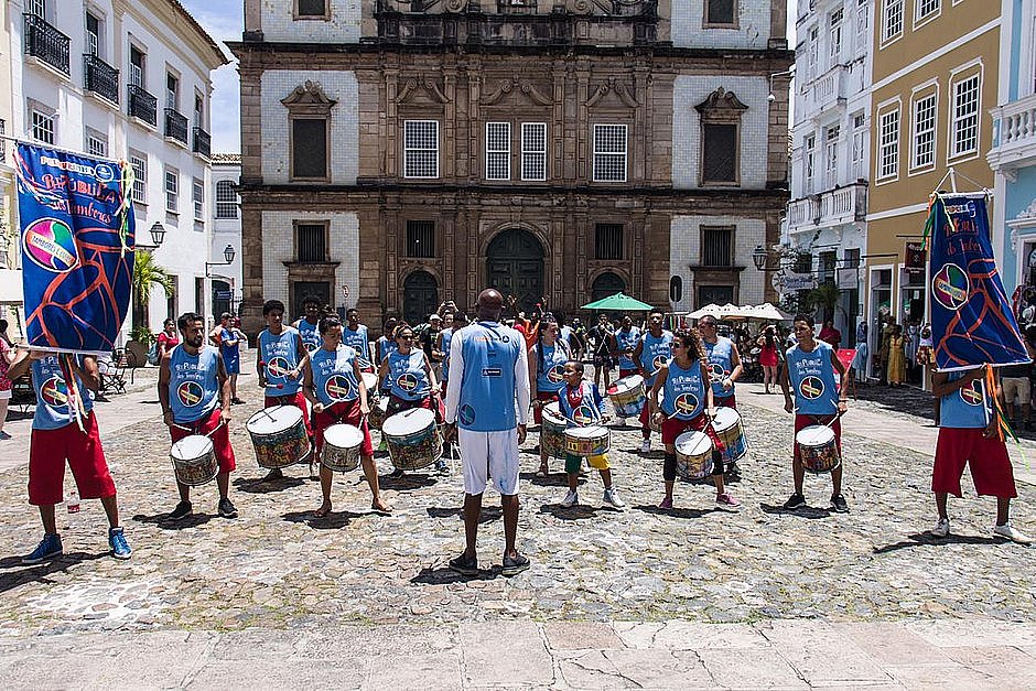 Grupos de percussão fazem ato no Pelô em homenagem às vítimas de covid