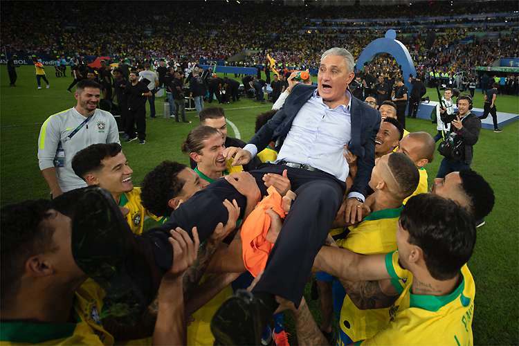Tite figura entre os indicados a melhor técnico do ano pela Fifa