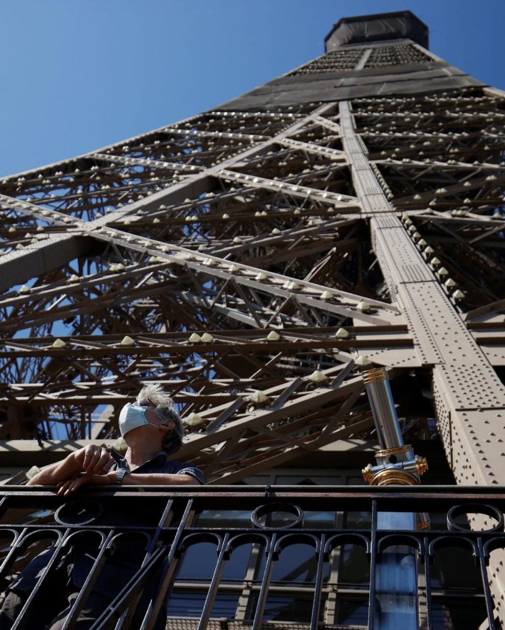 Torre Eiffel volta a receber turistas 