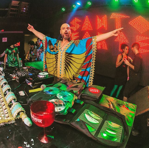 DJ Tutu Moraes comanda agito de ano novo em Caraíva