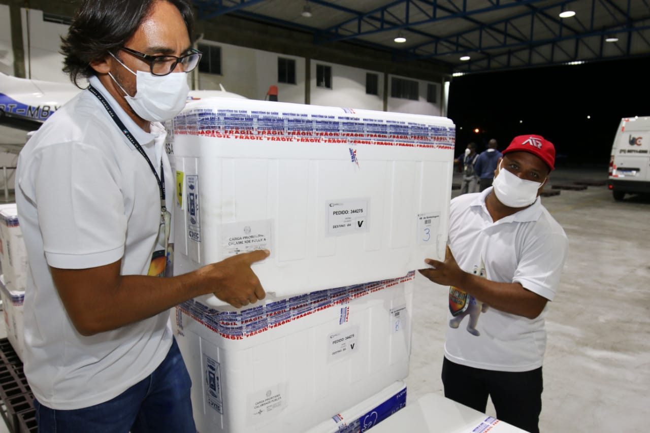Bahia recebe nova remessa de vacinas contra Covid-19; veja fotos