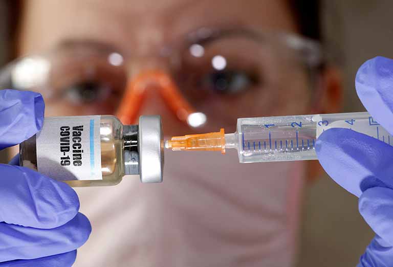 Vacina de Oxford contra a covid-19 deve chegar no Brasil em dezembro