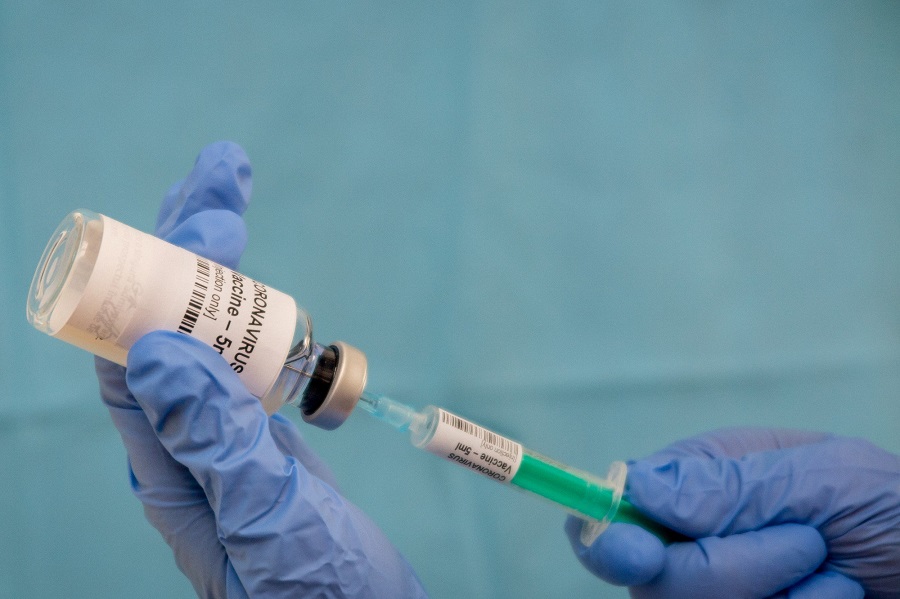 AstraZeneca espera que vacina contra Covid-19 custe em torno de 2,5 euros e que esteja pronta "antes do final do ano"