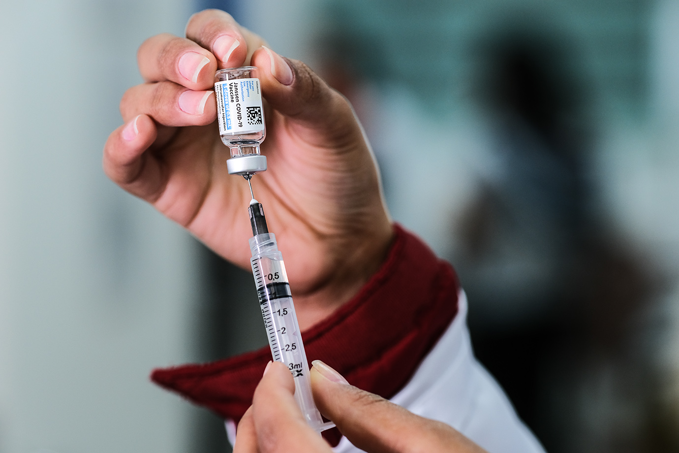 Covid: 4ª dose de vacina não impede infecção por Ômicron, indica estudo