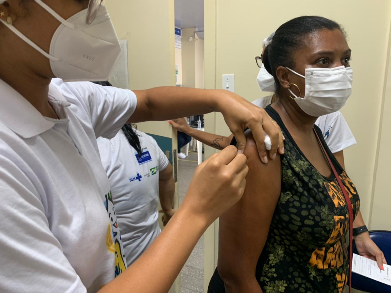 Mais de 17 mil pessoas já receberam vacina contra coronavírus em Salvador  