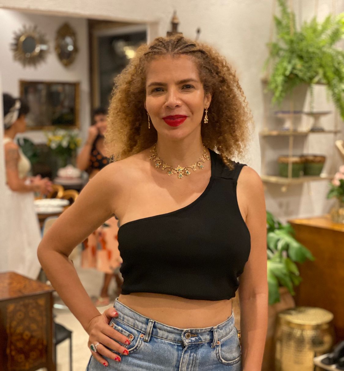 Vanessa da Mata inaugura loja de mobiliário brasileiro em Trancoso. Conheça a Mais é Mais 