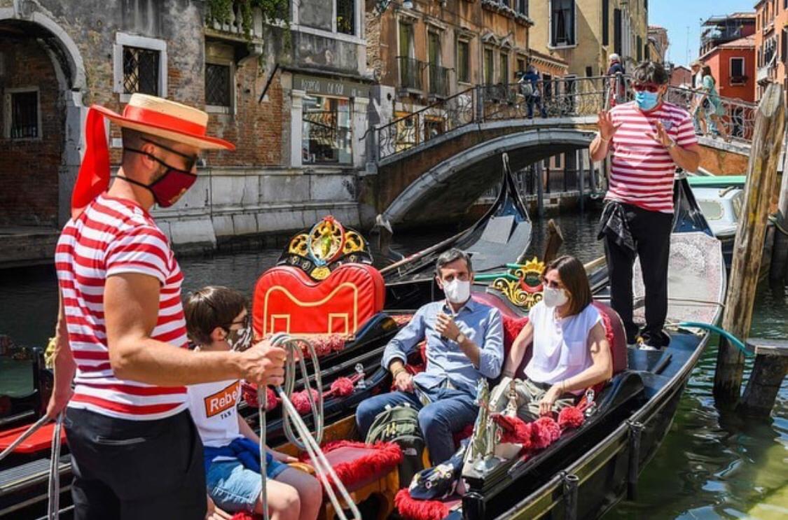 Canal de Veneza volta a receber turistas após reabertura das fronteiras