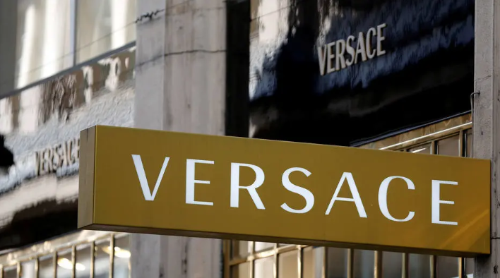 Versace entra para a lista de grifes que anunciam adiamento de desfile devido ao coronavírus