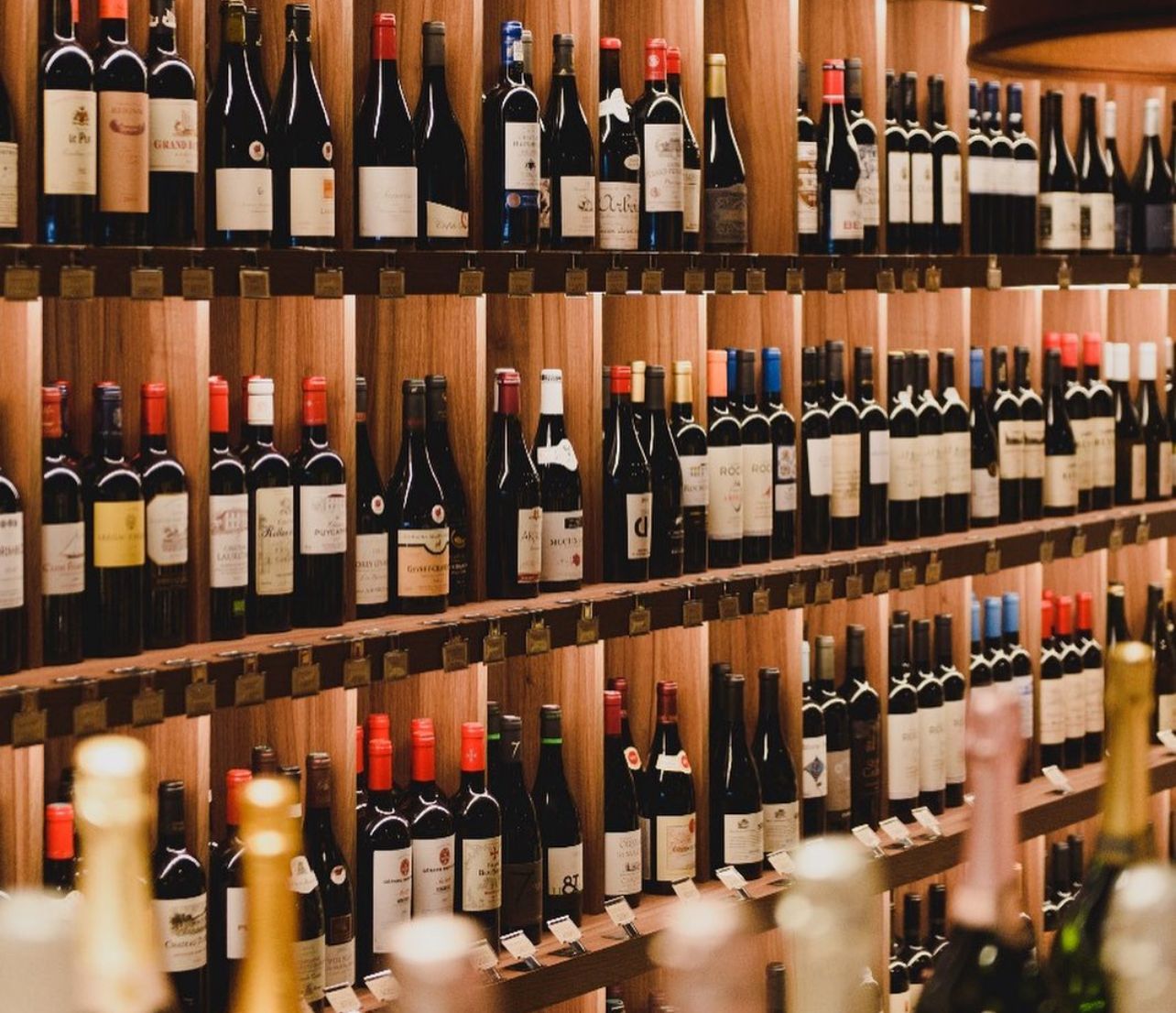 Ama vinho? Confira cinco lojas de Salvador onde o cliente pode escolher na adega e consumir no local